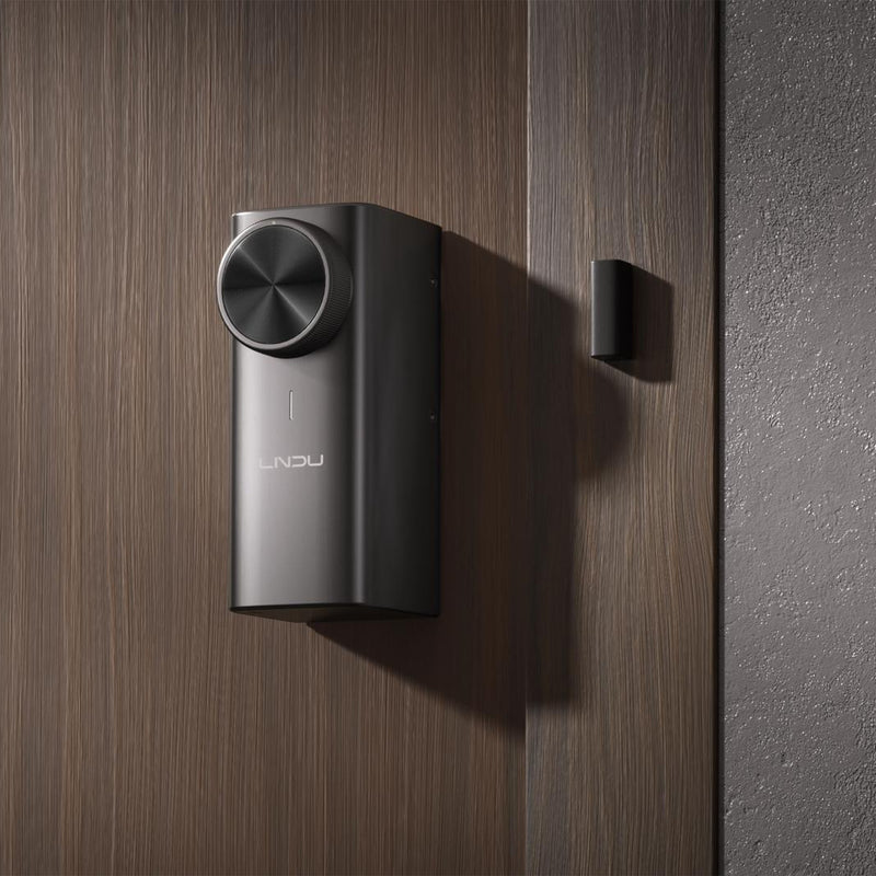 LNDU DL500 smart lock installed on a wooden door
