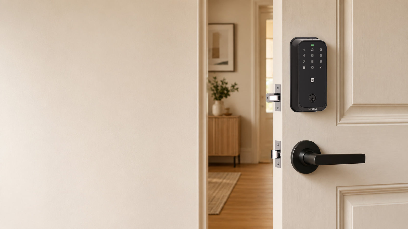 Homepage banner for choosing a smart lock with door fit, daily access, and backup access checks